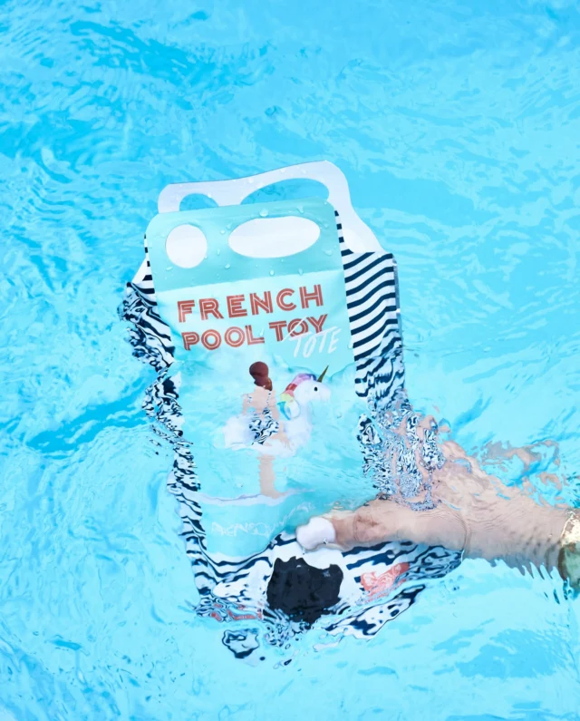 Good wine, good times, and no waste. ♻️✨
Our tote bag isn’t just a cute carry-all! It’s reusable, reliable, and ready for every sunny escape.  Whether you're headed to the beach, the park, or just out and about, this bag is built to come along again and again. 🧺🌿  #frenchpooltoy #pooltoy #flamingo #summer #instawine #rosewine #wineusa #usa #frenchwine #sustainability #rosewine #lowcarbonfootprint #carbonfootprint