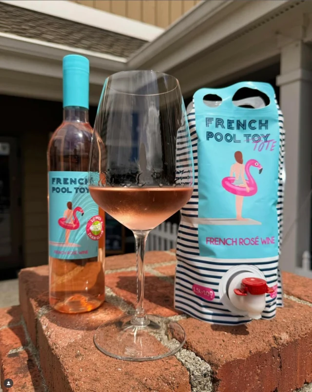 Light, crisp, and made for moments that linger a little longer...@frenchpooltoy  is the kind of wine that fits right into your day, no matter where it takes you. 🍷☀️  Perfect for picnics, park strolls, or simply unwinding in good company. Big thanks to @myvillagewines for the picture!  #frenchpooltoy #pooltoy #flamingo #summer #instawine #rosewine #wineusa #usa #frenchwine #sustainability #rosewine #lowcarbonfootprint #carbonfootprint
