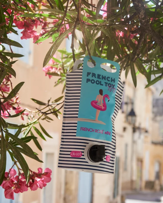 More than a bottle. A way to carry summer.
The French Pool Tote is your effortlessly chic plus-one, from city strolls to mountaintop views. 💦🌞
Flexible, spacious, and ready for anything, it holds your bottles, bites, and little luxuries with ease.  Slip it over your shoulder, and let every outing feel like a getaway. 🍷🏞️  #frenchpooltoy #pooltoy #flamingo #summer #instawine #rosewine #wineusa #usa #frenchwine #sustainability #rosewine #lowcarbonfootprint #carbonfootprint