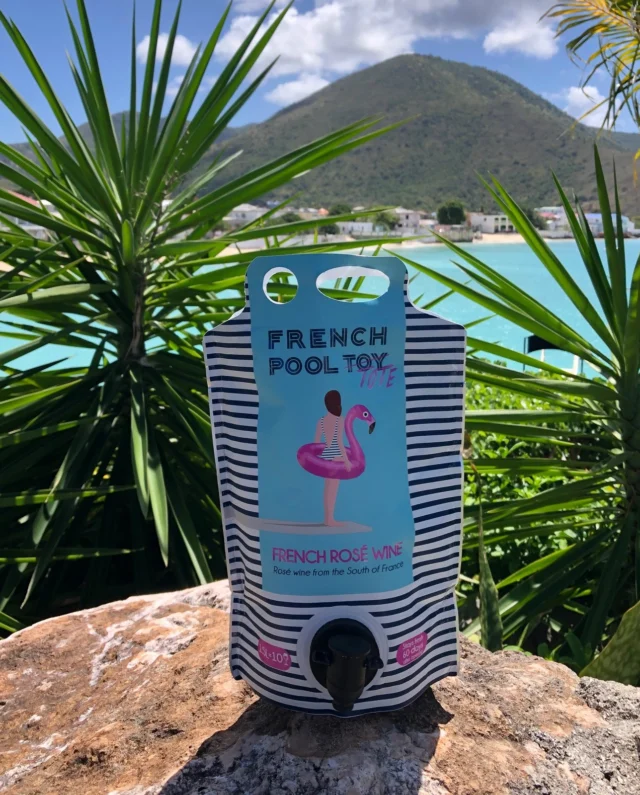 Sunshine on your skin, something chilled in hand. ☀️🍷
French Pool Toy is your reminder to savor the season.  Picture this: glistening afternoons, a breeze that knows your name, and a tote bag packed with all the essentials, including your favorite bottle.
Summer’s calling, grab your bag and go! 🧺🌊💫  #frenchpooltoy #pooltoy #flamingo #summer #instawine #rosewine #wineusa #usa #frenchwine #sustainability #rosewine #lowcarbonfootprint #carbonfootprint