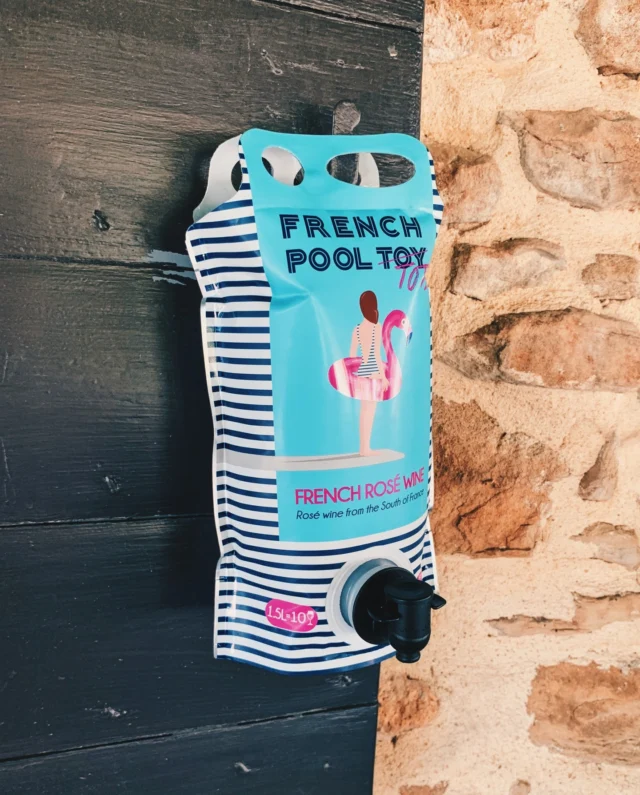Ready for your next sunny escape? ☀️🧺
 @Frenchpooltoy ’s tote bag is the ultimate summer sidekick, spacious enough for your favorite bottle, snacks, and all the little essentials.  Pack it up, grab your shades, and let the good vibes follow wherever you go! Summer moments are meant to be carried with care. 🌿🍷✨  #frenchpooltoy #pooltoy #flamingo #summer #instawine #rosewine #wineusa #usa #frenchwine #sustainability #rosewine #lowcarbonfootprint #carbonfootprint